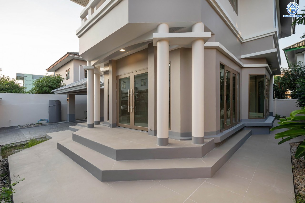 บ้านมือสองตกแต่งใหม่ ดีไซน์สวย โครงการ ซันไรซ์กรีน นวมินทร์ เนื้อที่ 75 ตร.ว. พื้นที่ใช้สอยมากถึง 338 ตร.ม. พร้อมฟังก์ชัน 4 ห้องนอน 4 ห้องน้ำ 1 ห้องแม่บ้าน จอดรถได้ 2 คัน รองรับทุกกิจกรรม บนทำเลเชื่อมต่อหลายเส้นทาง ใกล้รถไฟฟ้าสายสีชมพู "สถานีรามอินทรา" และจุดขึ้นทางด่วน "เอกมัย-รามอินทรา"